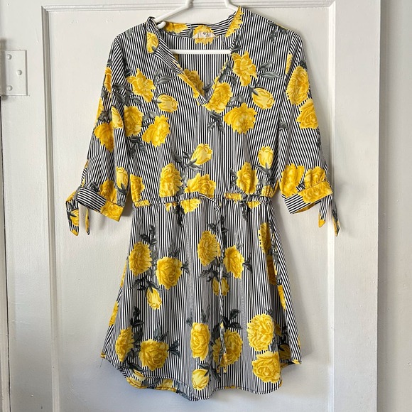 Blush Dresses & Skirts - Blush Women’s Floral Striped Below Knee Half Sleeve V neck Dress Size Medium M